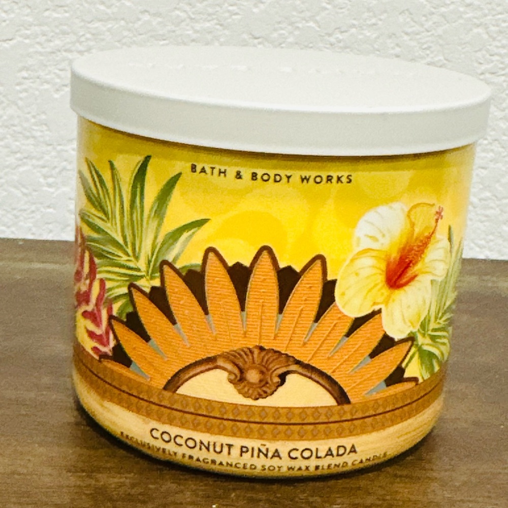 Bath & Body Works Coconut Piña Colada Candle - Yellow & White